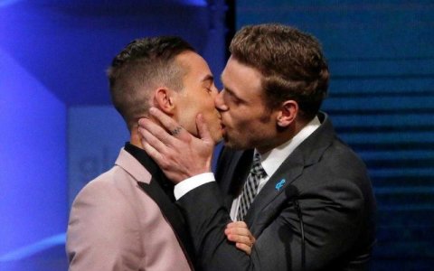 gus-kenworthy-adam-rippon-gay-kiss-glaad-800x500.jpg