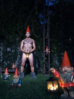 funny-sexy-gnome-garden.jpg
