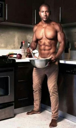 gay-cook_sexy-men-in-kitchen_00004.jpg