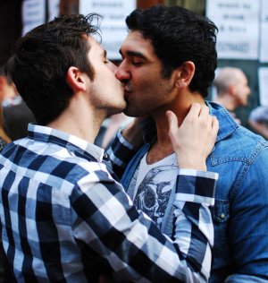 men_kissing1_cropped.jpg