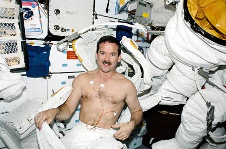STS-100_Hadfield_prepares_for_EVA.jpg