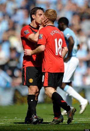PAUL-SCHOLES-GARY-NEVILLE-KISS.jpg