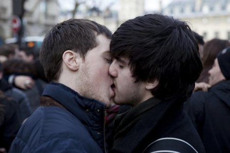 hot guys kissing2.jpg
