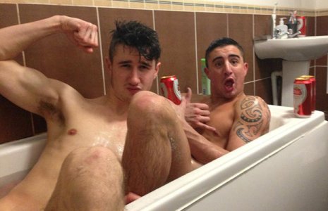 straight-guys-naked-bath-tub-.jpg