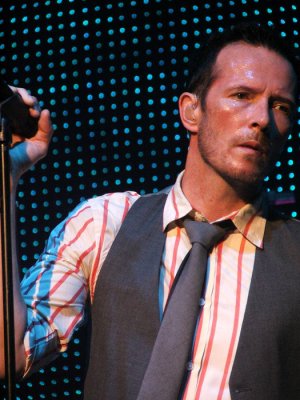 Scott_Weiland_onstage_with_a_mic--2009-07.jpg
