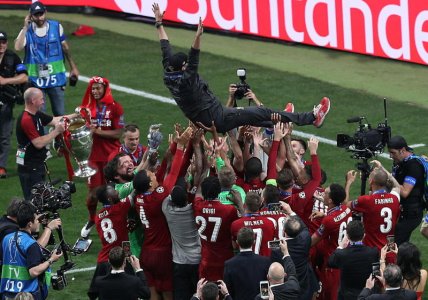 Jurgen Klopp and players _107196242.jpg