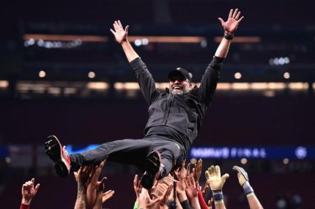 Jurgen Klopp and players 1.jpg