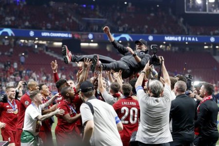 Jurgen Klopp and players 1559415591.jpg