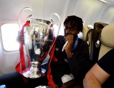 on the plane-Divock Origi (2).jpg
