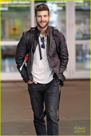 parker-young-vancouver-arrival-arrow-03.jpg