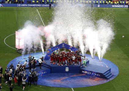 5 Jordan Henderson lifting the cup.jpg