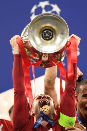 6 Jordan Henderson lifting the cup.jpg