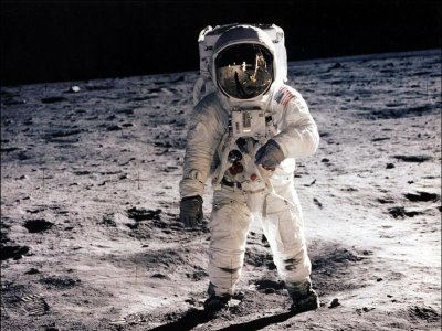 Buzz Aldrin-apollo-11-spacesuit-gty-jt-190711_hpMain_4x3_992.jpg