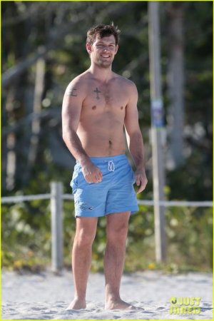 alex-pettyfer-miami-beach-01.jpg