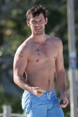alex-pettyfer-miami-beach-02.jpg