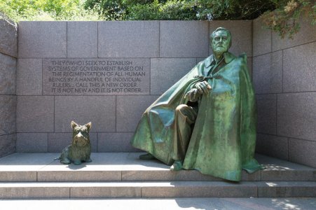 FDR-statue-with-dog-fala.jpg