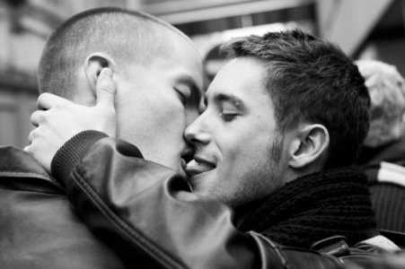 gay-couple-kissing-tongues.jpg