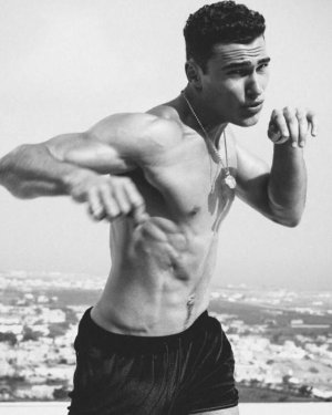 Nosso #TBT dessa quinta feira vamos relembrar o modelo Dean Perona pelas lentes de Christian Oit.jpg