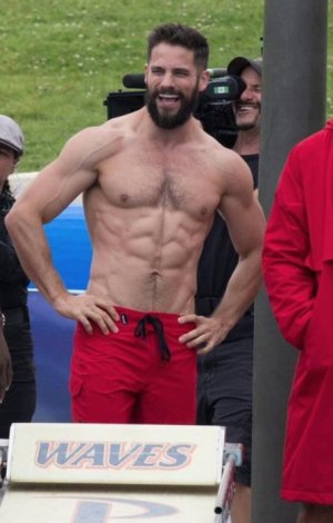 red shorts DEF34ceU0AARyU2.jpg