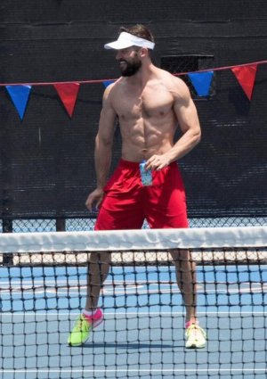 red shorts F38JbV0AAsDED.jpg