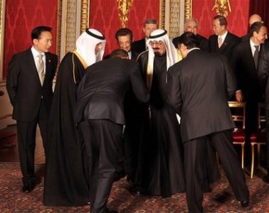 ObamaBowstoSaudiKing.jpg