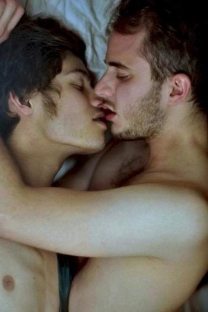 amateur-gay-couples-in-love-gay-kissing-real-amateur-sexy-men-boyfriend-gay-men-bi-seemybf-0003.jpg