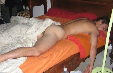 guys-sleeping-naked.jpg