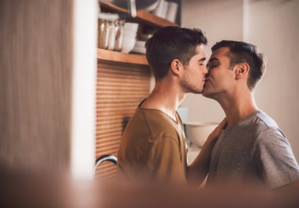 young-guys-kissing-670x466.jpg