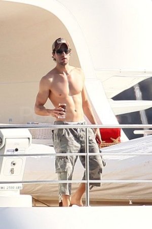 Shirtless-Enrique-Iglesias-St-Barts-Anna-Kournikova.jpg