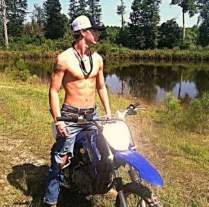 edfd00bc469aa217069f4f85fc5eaaf8--hot-country-boys-sexy-guys.jpg