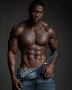 Fitness Model Shawn Wells a_k.a. Wells Phargo Lays It All Out In.jpg