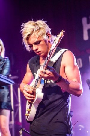 Ross Lynch live_ Guitar.jpeg.jpg