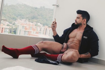 nude ERBmwPfXYAIwqb5.jpg