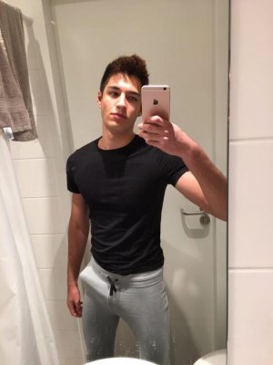 guys-grey-sweatpants-17-772x1030.jpg