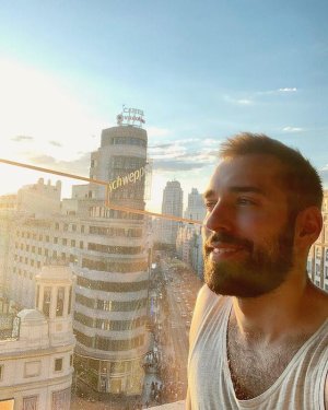 67526195 Puesta del sol en la Gran Vía de Madrid.jpg