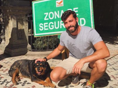 Bernardo Villas Boas. Fazendo amizade. Plaza De Las Armas.jpg