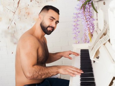 piano Mach0Man4YOU-gay-boy-cam-4.jpg