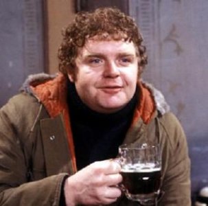 Geoffrey_Hughes_as_Eddie_Yeats_on_Coronation_Street.jpg