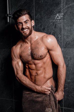 brown towel ER8pqrEXUAAqlby.jpg