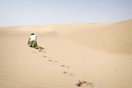 man-crawling-on-all-fours-alone-in-the-desert-BMAF000131.jpg man-crawling-on-all-fours-alone-in-the-desert-BMAF000131.jpg