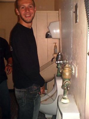 dudes-pissing-c017.jpg