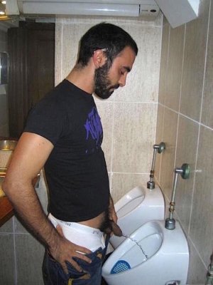 dudes-pissing-c048.jpg