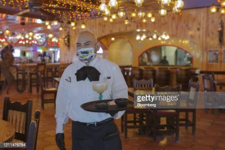 margarita waiter.jpg