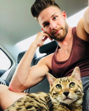 Brock Williams and Bengie the Bengal 31988217.jpg