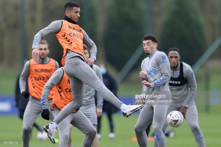 HALEWOOD-ENGLAND-MARCH-18-EXCLUSIVE-COVERAGE-Mason-Holgate-L-during-the-Everton-Training-Session.jpg
