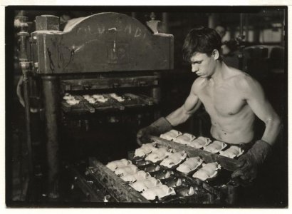 makingrubberdolls1930s .jpg