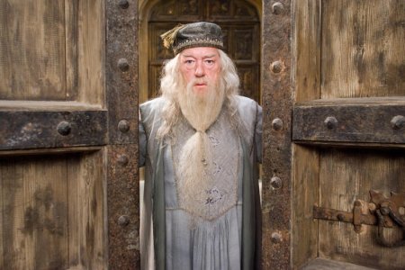 AlbusDumbledore_WB_F5_DumbledoreClosingDoors_Promo_080615_Land.jpg