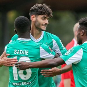 24073335-werder-bremen-u23-eren-dinkci-jubelt-mit-seinen-teamkollegen-regionalliga-nord-2cMSSCqQ.jpg