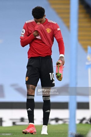 Manchester-United-s-English-striker-Marcus-Rashford-walks-off-after-picking-up-an-injury-during-.jpg