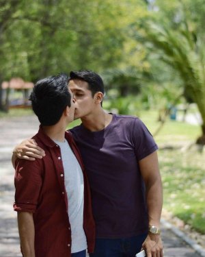 latinos-kiss-couple-emir-saldierna.jpg